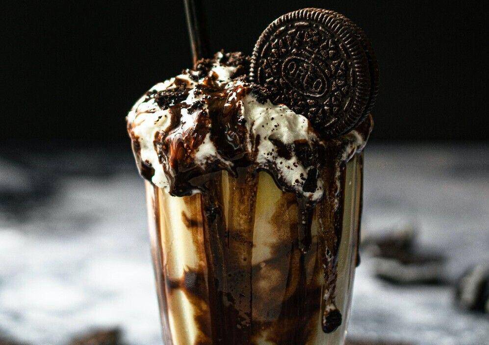 ilustrasi cookies and cream freakshake (unsplash.com/Sara Cervera)