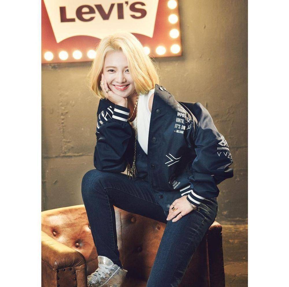 Celana jeans ala Hyoyeon SNSD (instagram.com/hyoyeon_x_x)
