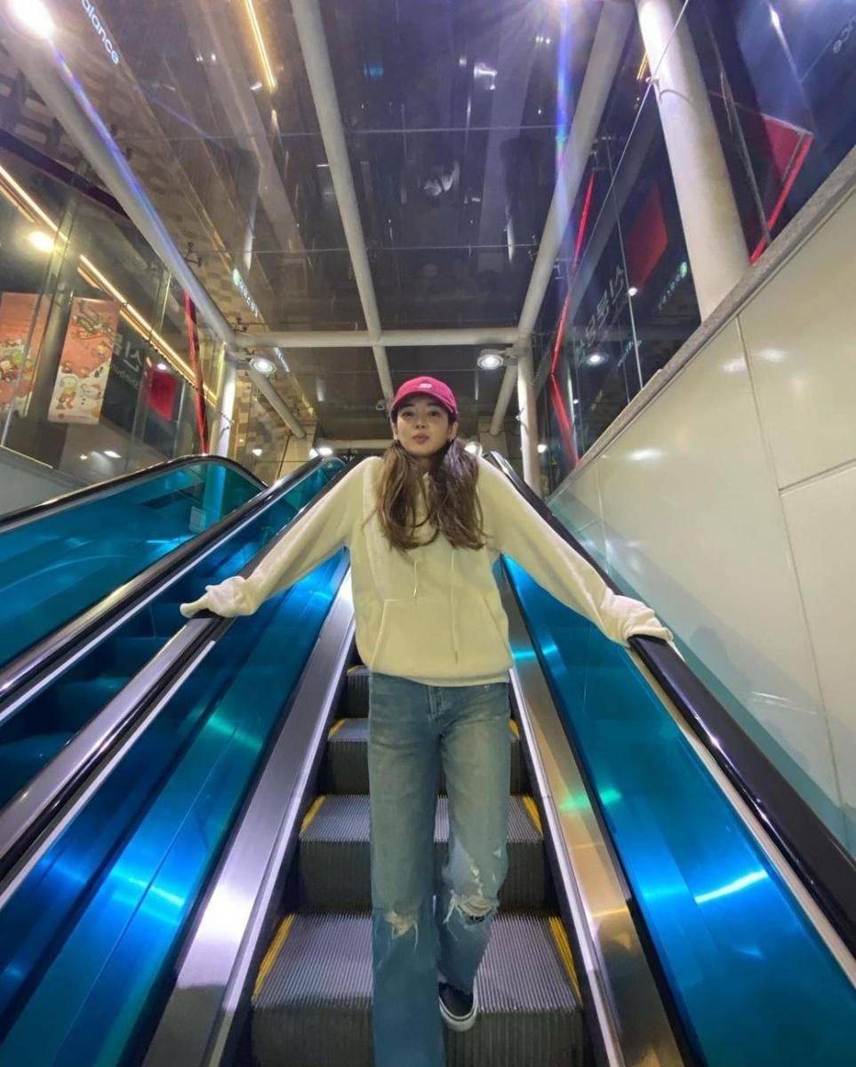 Celana jeans ala Hyoyeon SNSD (instagram.com/hyoyeon_x_x)