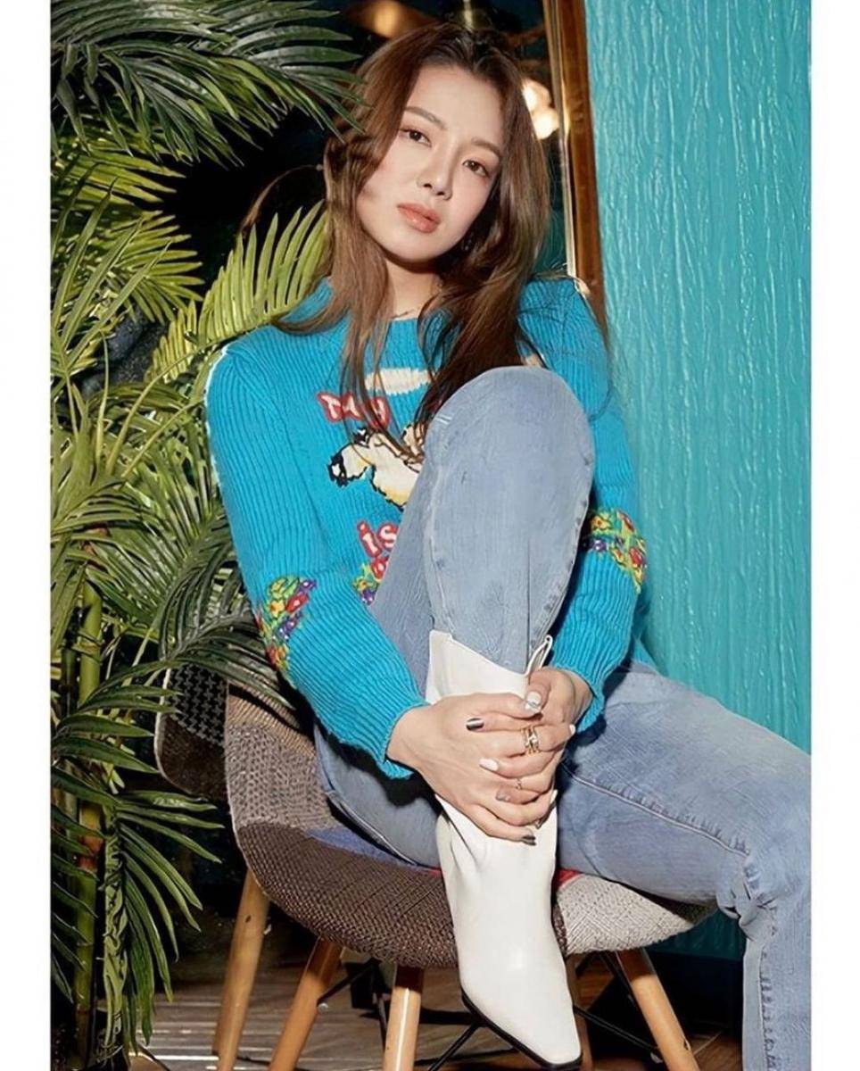 Celana jeans ala Hyoyeon SNSD (instagram.com/hyoyeon_x_x)