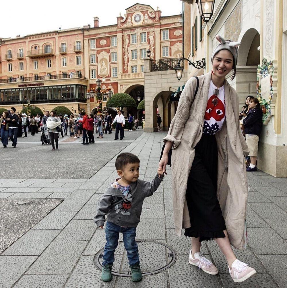 potret Laura Basuki bersama anaknya (instagram.com/laurabas)