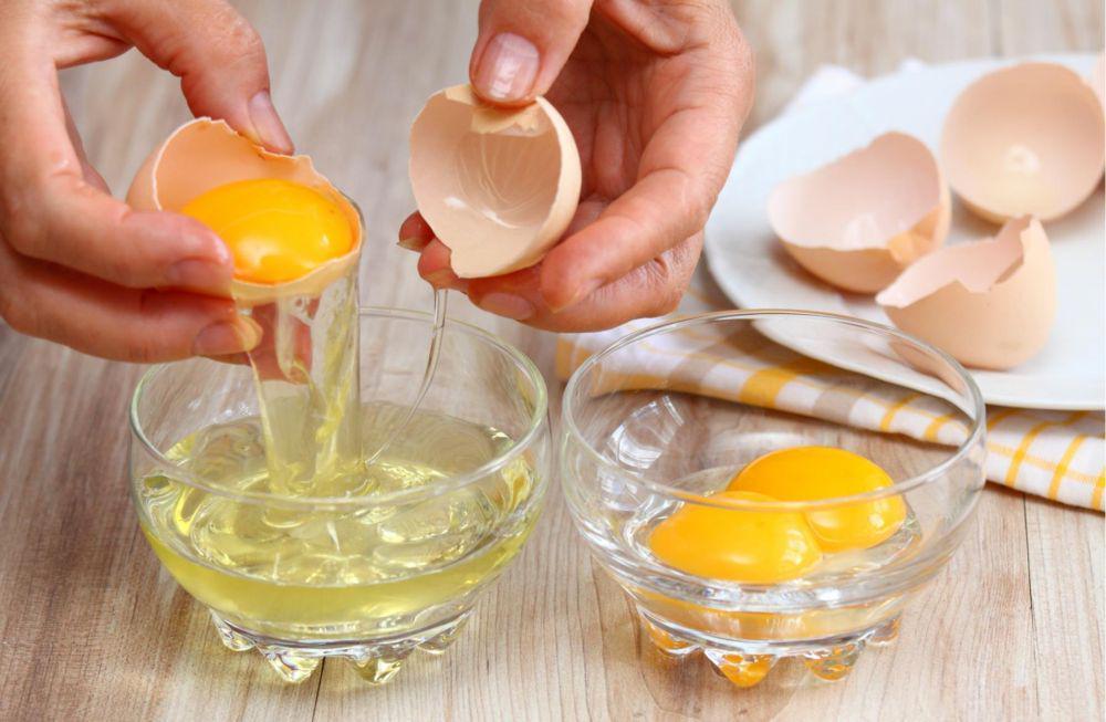 memisahkan kuning dan putih telur (medinabaking.com)