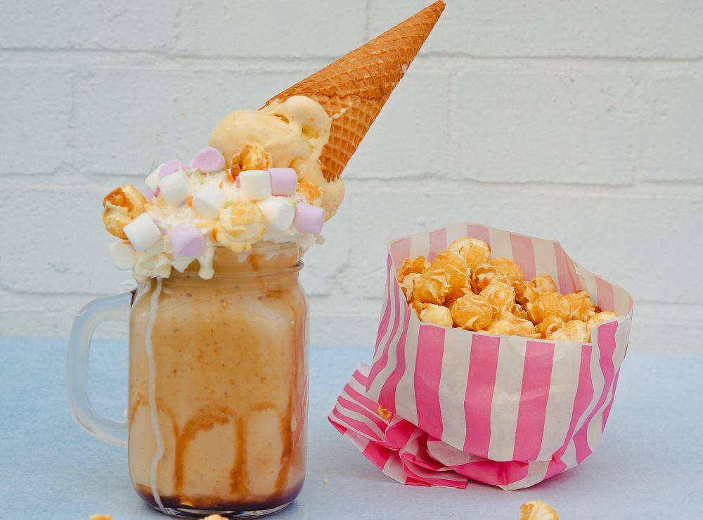 ilustrasi fluffernutter freakshake (unsplash.com/Toa Heftiba)