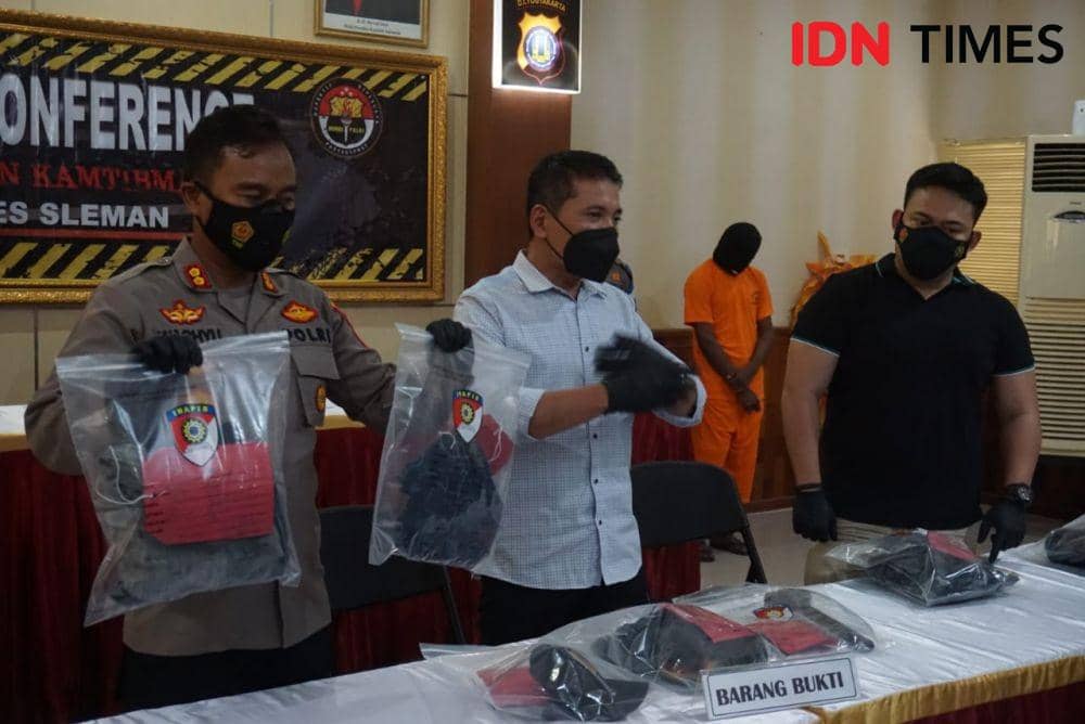 Pengungkapan kasus pembunuhan perempuan warga Seyegan Sleman di Mapolres Sleman, Selasa (30/11/2021). (IDN Times/Tunggul Damarjati)