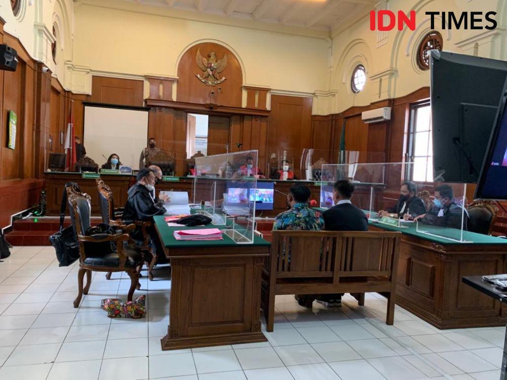 Persidangan kasus penganiayaan jurnalis Nurhadi dengan agenda tuntutan, Rabu (1/12/2021) (IDN Times/Fitria Madia)