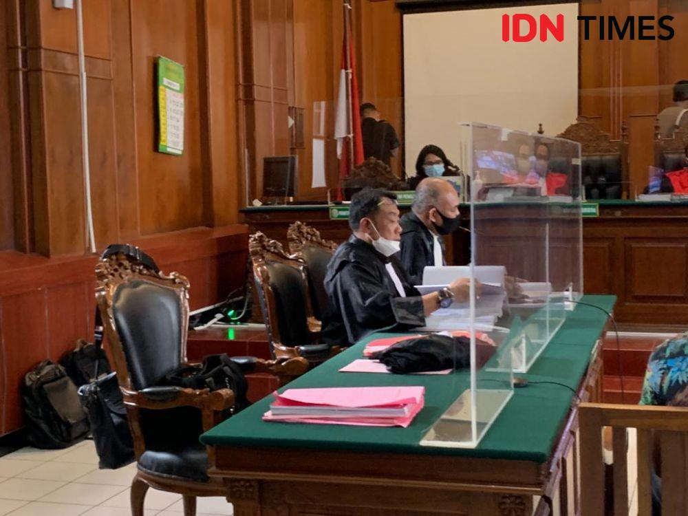Persidangan kasus penganiayaan jurnalis Nurhadi dengan agenda tuntutan, Rabu (1/12/2021) (IDN Times/Fitria Madia)