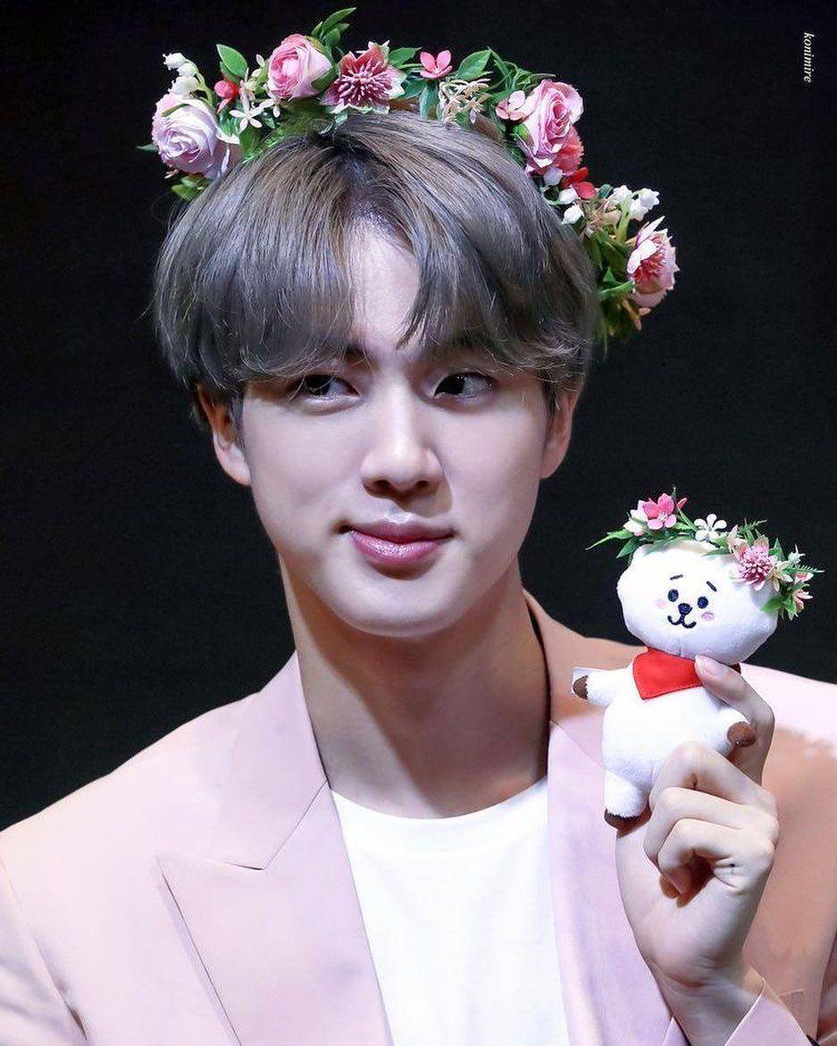 Jin BTS (instagram.com/bts_kimseokjin_fanspage)