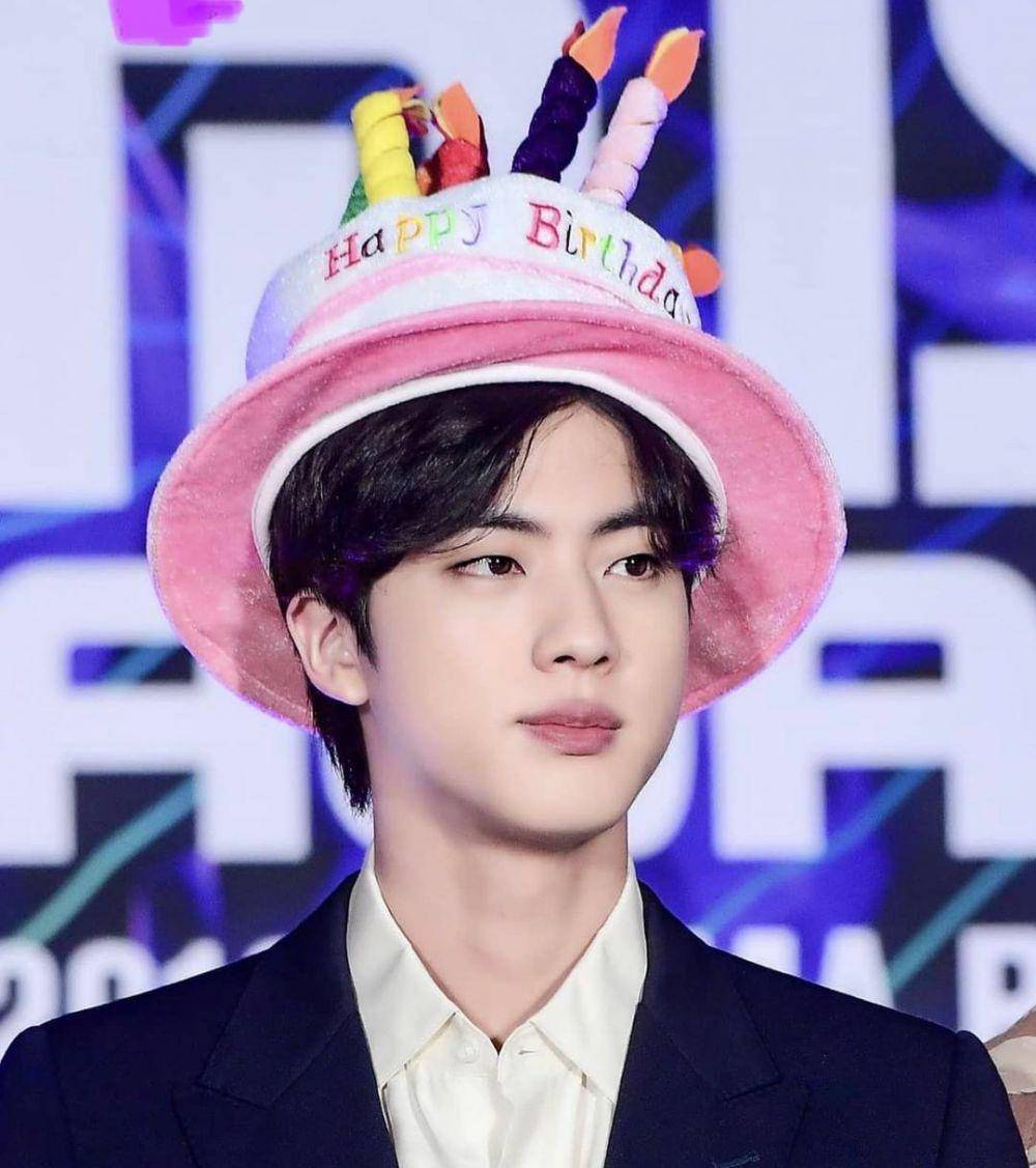 Jin BTS (instagram.com/bts_kimseokjin_fanspage)