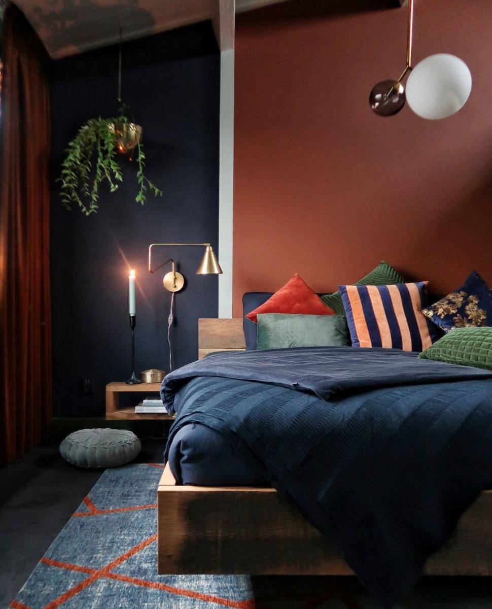 Kamar tidur dengan warna bold. (www.finntage.nl)