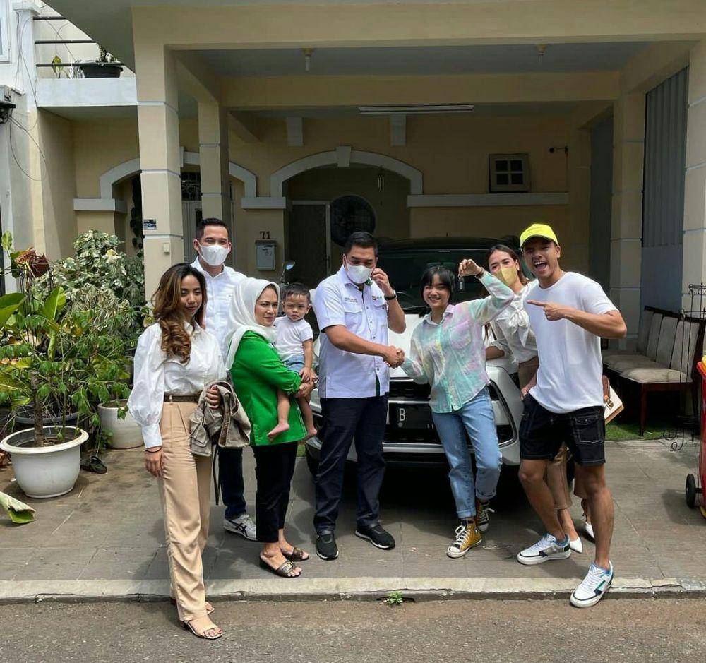 Fuji dapat hadiah mobil (instagram.co/kyla_mustica),