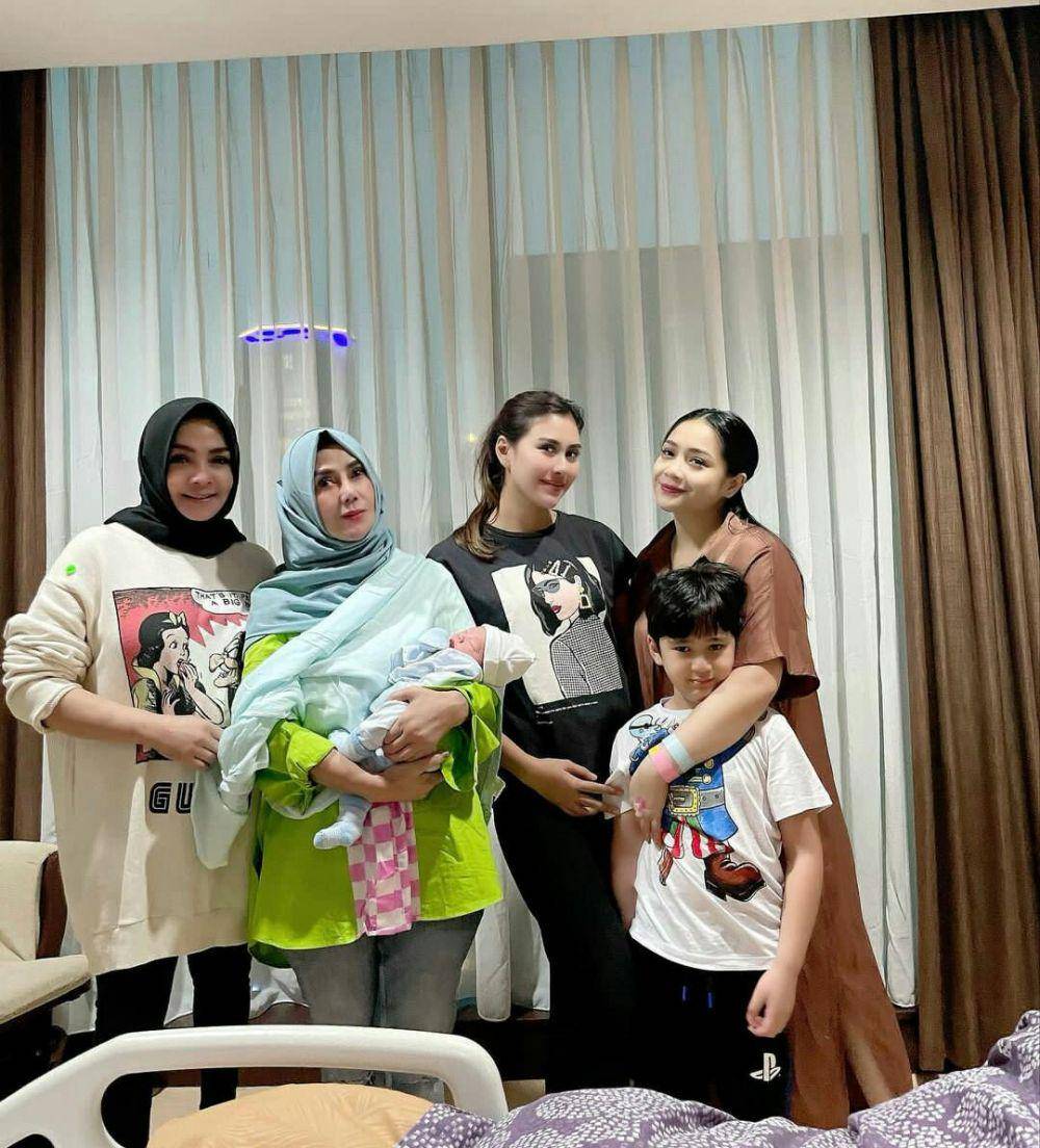 Rieta Amilia dan Amy Qanita momong baby Rayyanza (instagram.com/rieta_amilia)