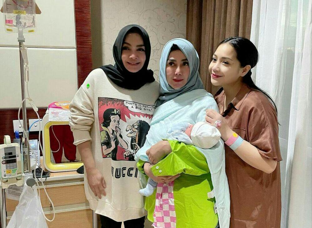 Besan Kompak! 9 Potret Mama Rieta dan Mama Amy Joget TikTok Bareng
