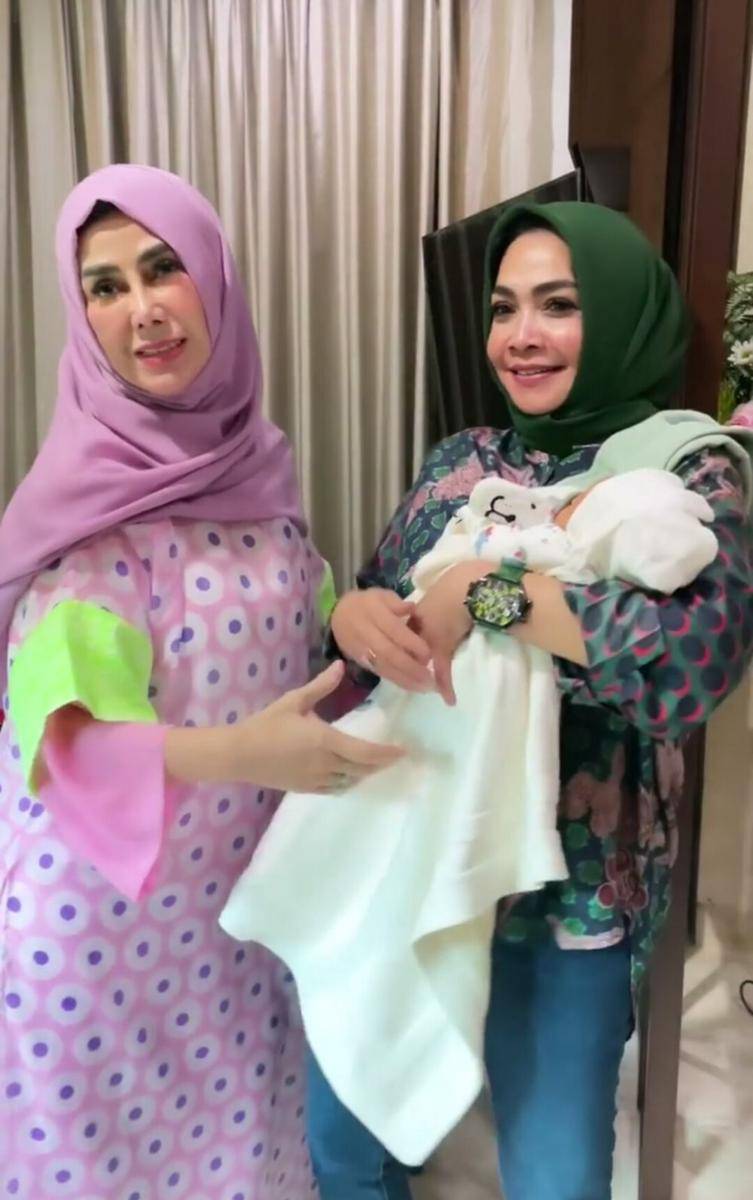 potret kompak Rieta Amilia dan Amy Qanita momong baby Rayyanza (instagram.com/amy_r_qanita)