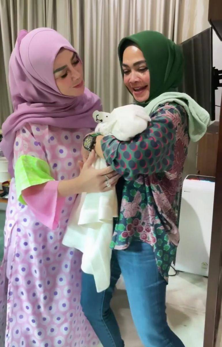 potret kompak Rieta Amilia dan Amy Qanita momong baby Rayyanza (instagram.com/amy_r_qanita)