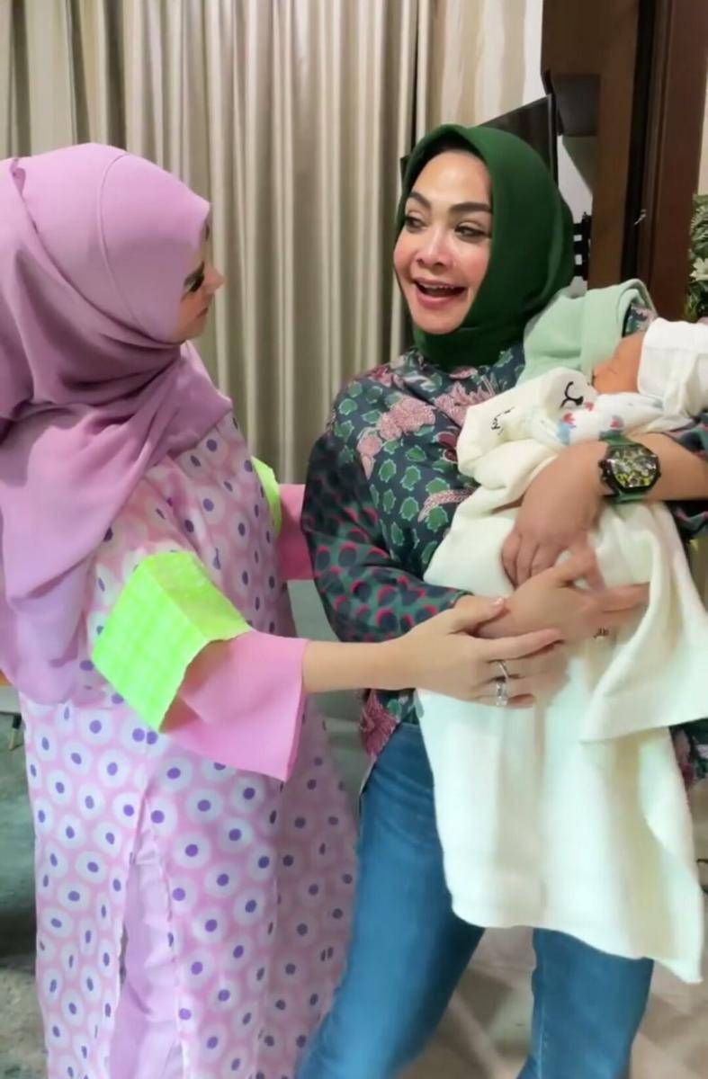 potret kompak Rieta Amilia dan Amy Qanita momong baby Rayyanza (instagram.com/amy_r_qanita)