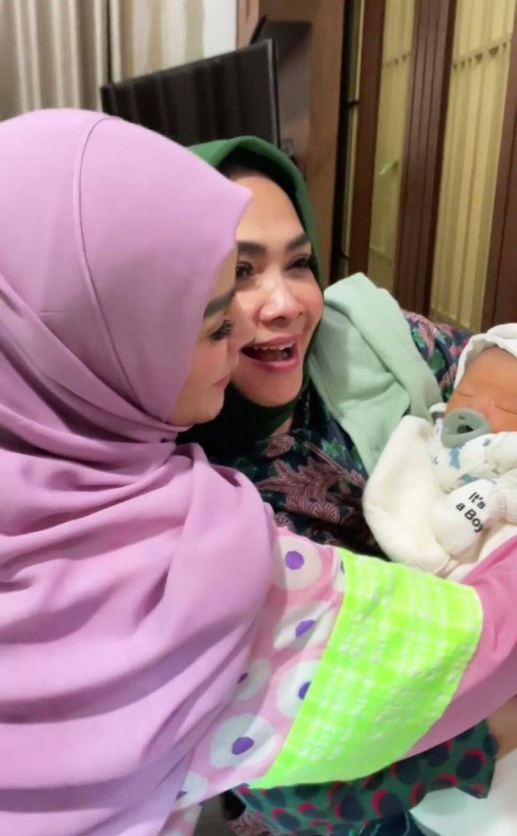 potret kompak Rieta Amilia dan Amy Qanita momong baby Rayyanza (instagram.com/amy_r_qanita)