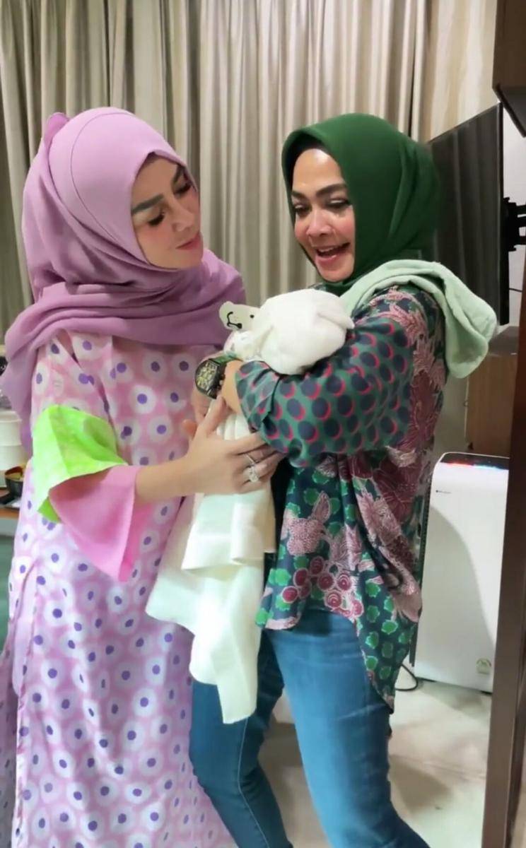 potret kompak Rieta Amilia dan Amy Qanita momong baby Rayyanza (instagram.com/amy_r_qanita)