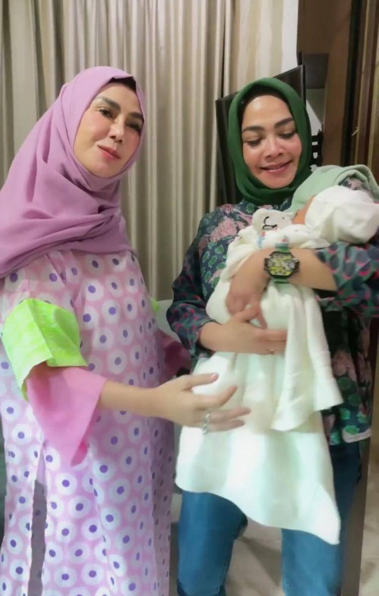 potret kompak Rieta Amilia dan Amy Qanita momong baby Rayyanza (instagram.com/amy_r_qanita)