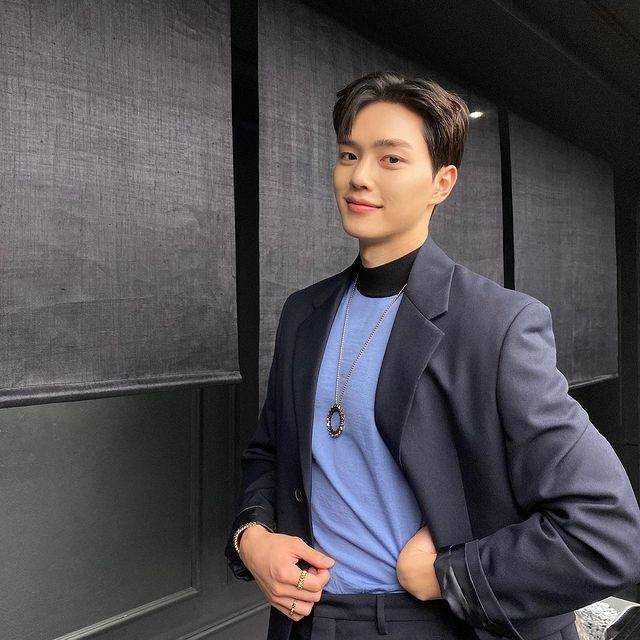 Song Kang (instagram.com/songkang_b)