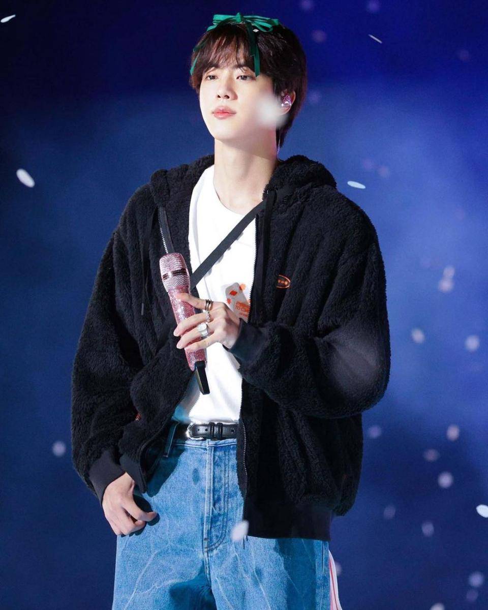 Jin BTS (instagram.com/bts_kimseokjin_fanspage)