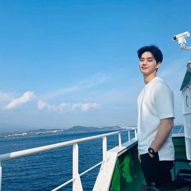 Song Kang (instagram.com/songkang_b)
