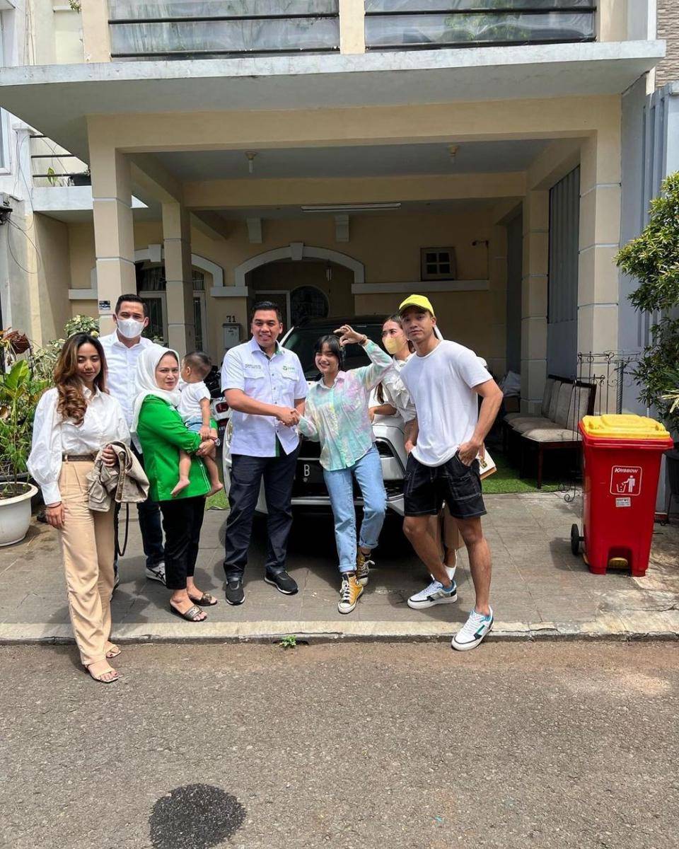 Fuji dapat hadiah mobil (instagram.com/anggiepaturusi)