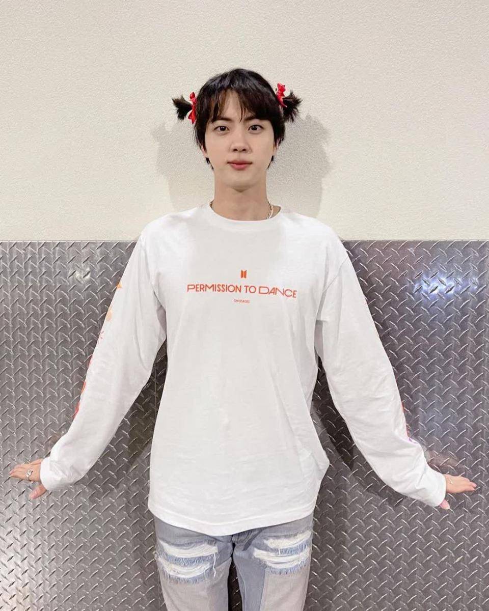 Jin BTS (instagram.com/bts_kimseokjin_fanspage)