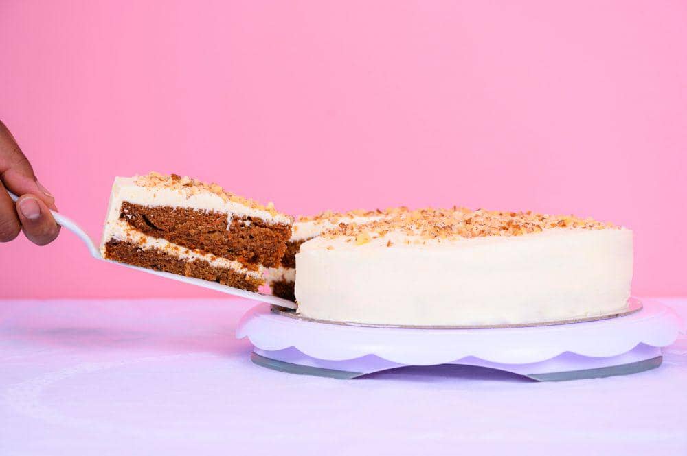 ilustrasi coconut cake with mango buttercream (unsplash.com/Caitlyn de Wild)