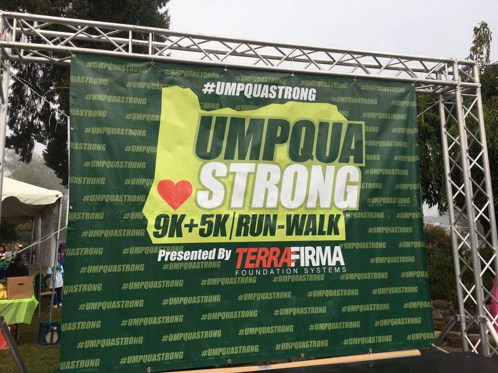 Spanduk peringatan insiden penembakan di Umpqua Community College. (twitter.com/GabbyUrenda)