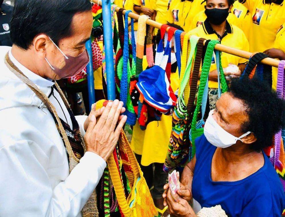 Presiden Joko Widodo bertemu dengan pedagang tas dari kulit kayu di Jayapura, Kamis (1/10/2021). (instagram.com/jokowi)