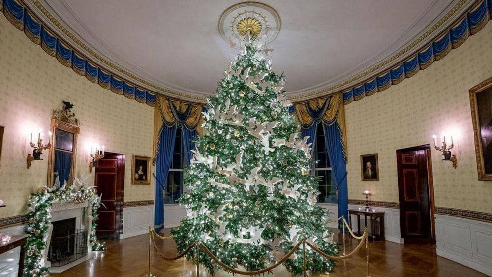 9 Potret Keceriaan Dekorasi Natal Gedung Putih 2021, Meriah!