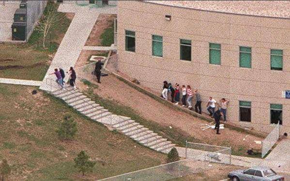 Suasana penembakan di Columbine High School, Colorado. (twitter.com/aaronellis01)