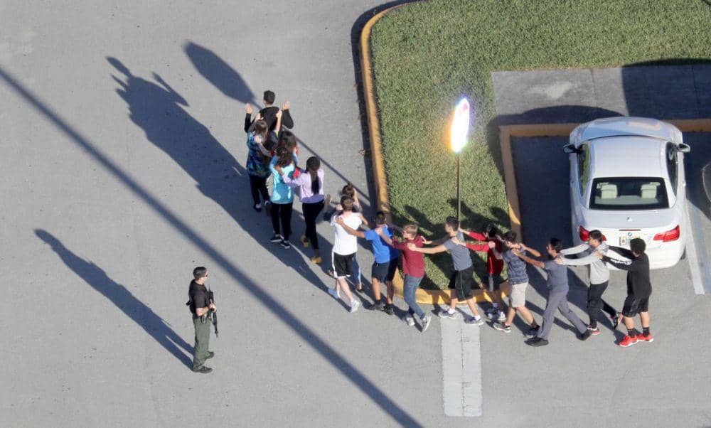 Operasi penyelamatan di Stoneman Douglas High School. (twitter.com/orlandosentinel)