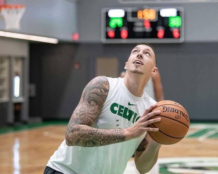 Daniel Theis (instagram.com/dtheis10)