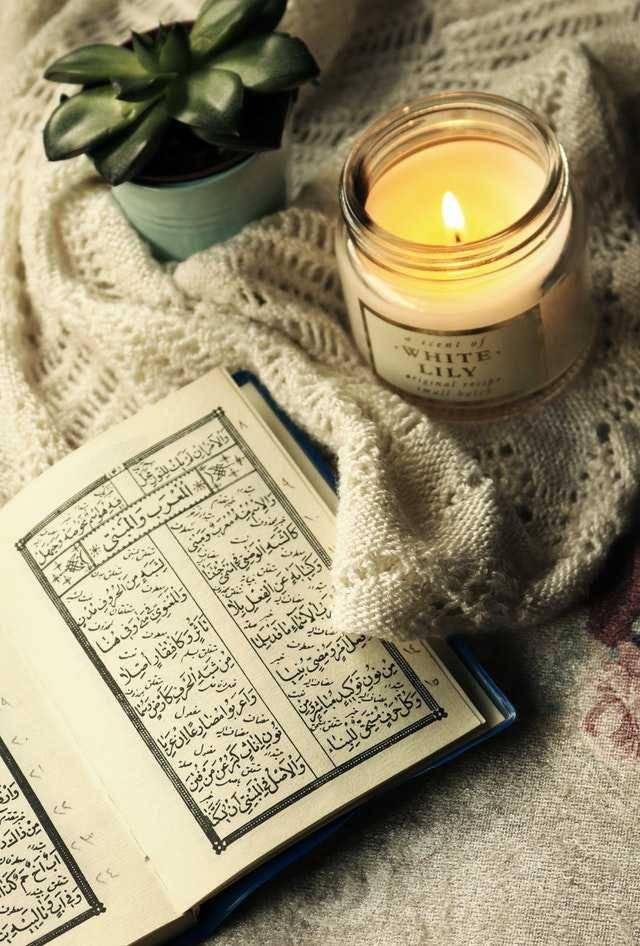ilustrasi kitab bacaan islam (pexels/monatermos)