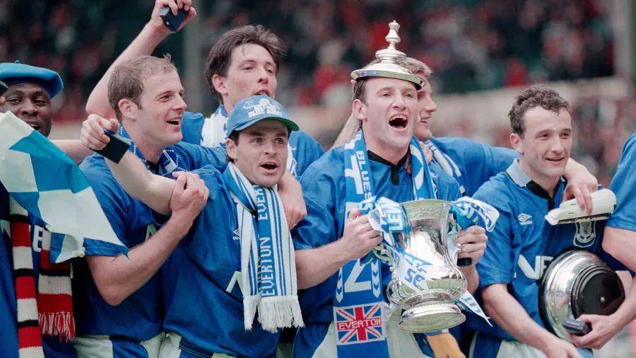 Meski tampil buruk di liga, Everton mampu meraih gelar Piala FA di musim 1994/95. (evertonfc.com)