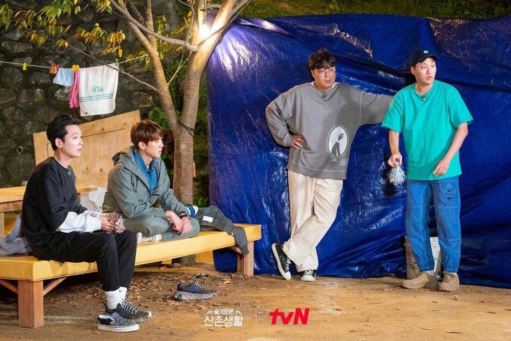 potret Geng 99 bersama sutradara Shin Won Ho dalam Three Meals A Day Doctors (instagram.com/hospitalplaylist_official)