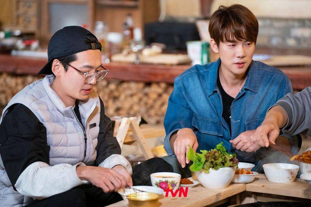 potret Jung Kyung Ho dan Yoo Yeon Seok dalam Three Meals A Day Doctors (instagram.com/hospitalplaylist_official)