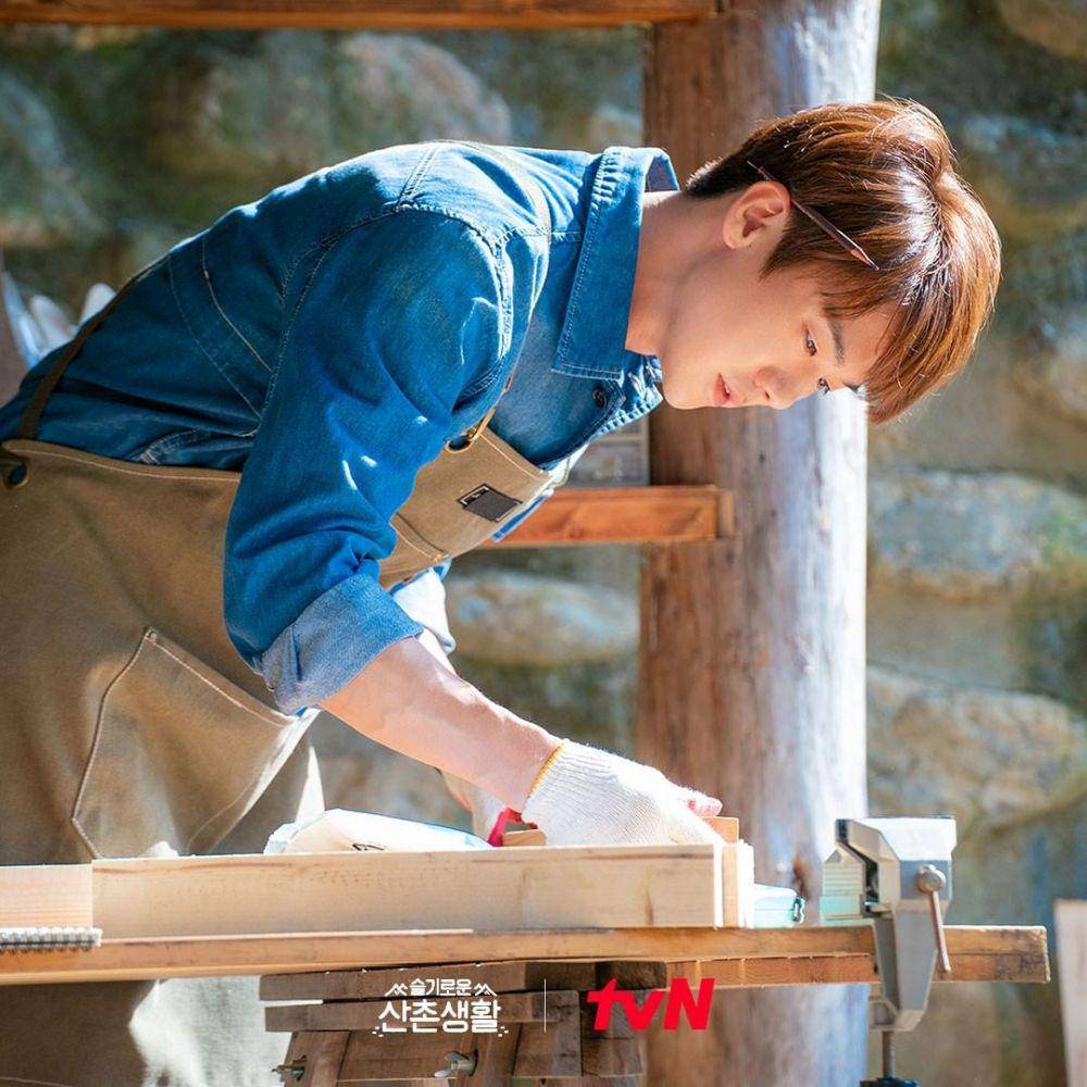 potret Yoo Yeon Seok dalam Three Meals A Day Doctors (instagram.com/hospitalplaylist_official)