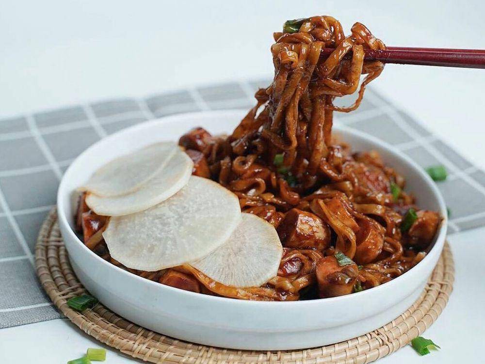 ilustrasi sajian jjajangmyeon (instagram.com/@delichewy_)