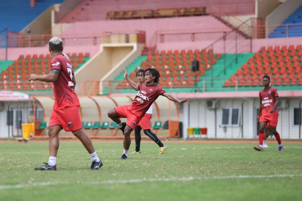 Pemain persita menjalali latihan persiapan jelang duel melawan Persik. (Dok. Persita).