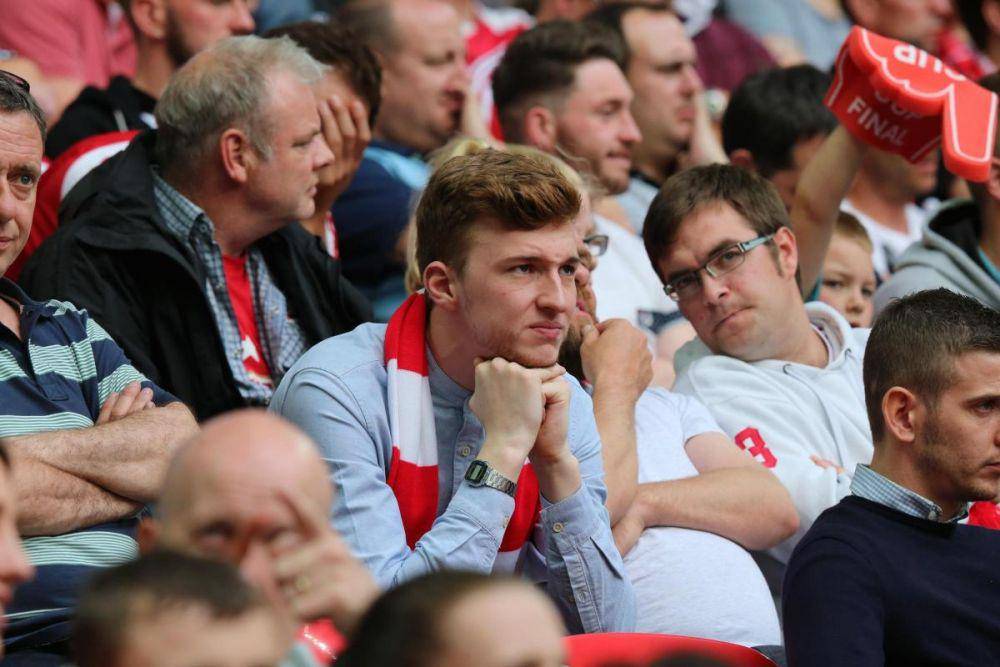 Kekecewaan suporter Swindon Town. (swindonadvertiser.co.uk)