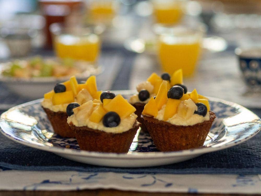 ilustrasi vanilla cupcake with mango buttercream (unsplash.com/Jonathan Ybema)