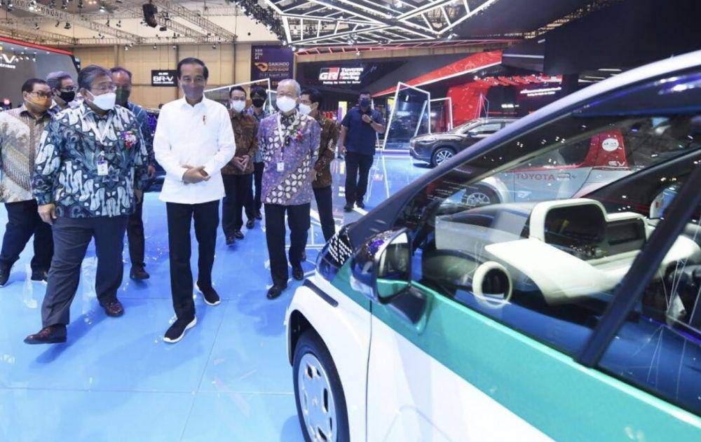 Presiden Joko Widodo menghadiri pameran Gaikindo Indonesia Internasional Auto Show (GIIAS) di Indonesia Convention Exhibition (ICE), BSD City pada Rabu (17/11/2021). (kominfo.go.id)