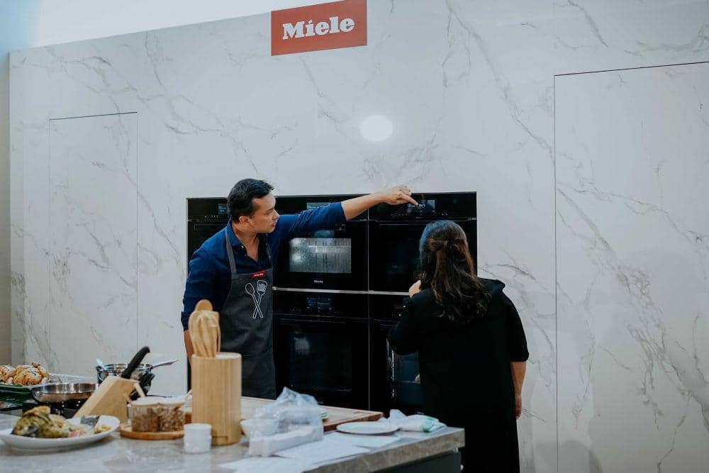 Nicholas Saputra menunjukkan salah satu Miele Appliances di Miele Indonesia, Jakarta Pusat (Dok. IDN Times)