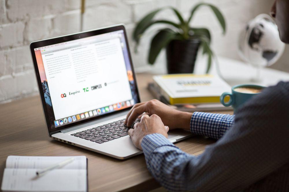 ilustrasi di depan laptop (pexels.com/Burst)