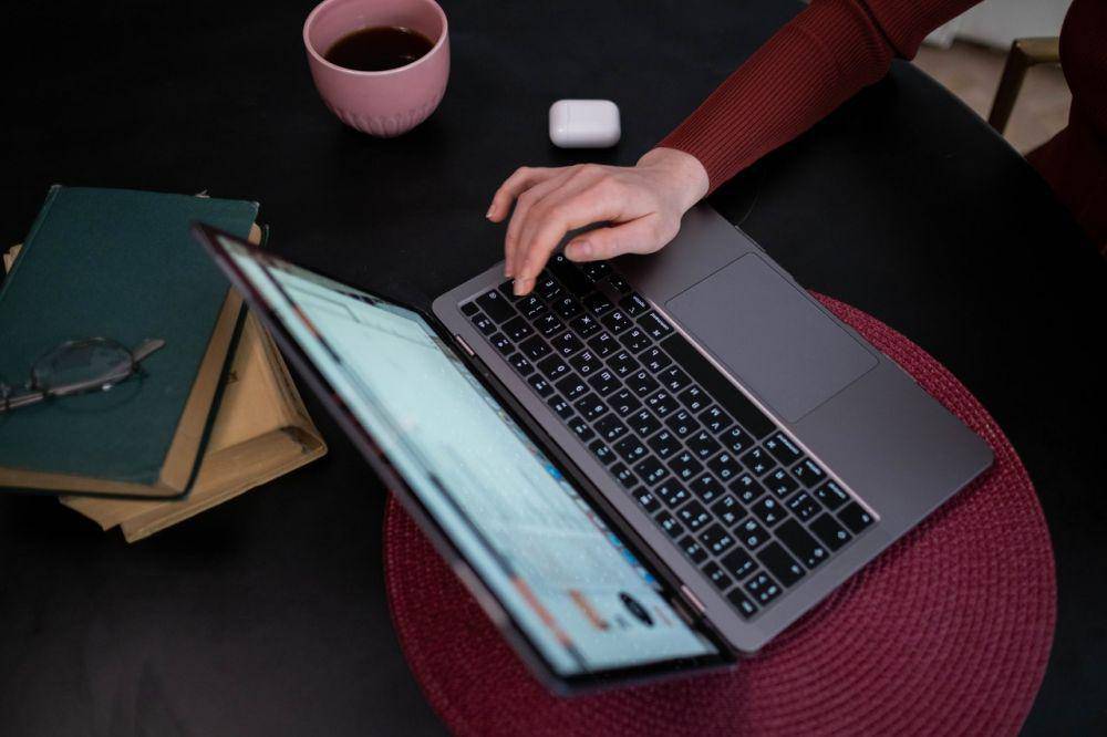 ilustrasi menggunakan laptop (pexels.com/Cottonbro)