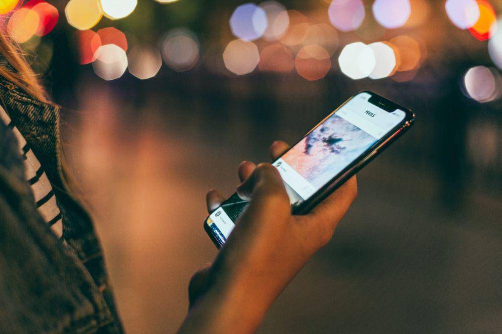 ilustrasi sedang menggunakan smartphone (pexels.com/DariaShevtsova)