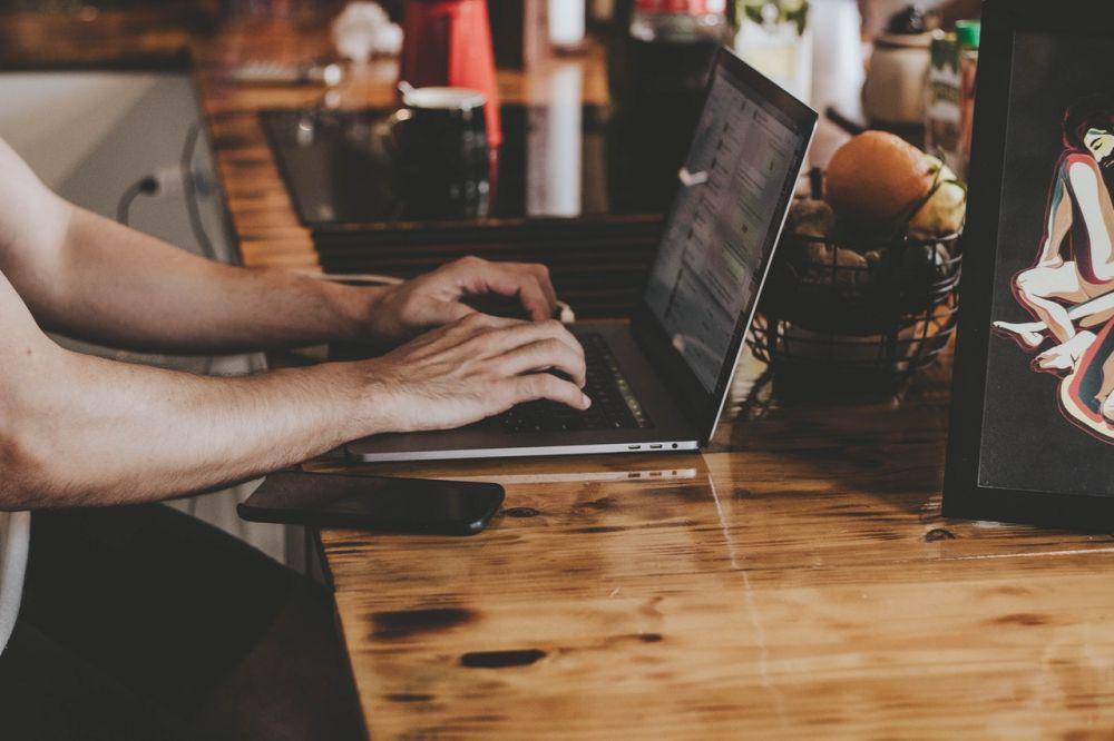 ilustrasi sedang mengetik di laptop (pexels.com/EduardoDutra)