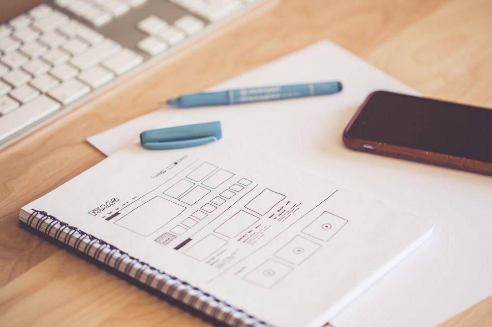 ilustrasi sedang menggunakan smartphone (pexels.com/picjumbo.com)